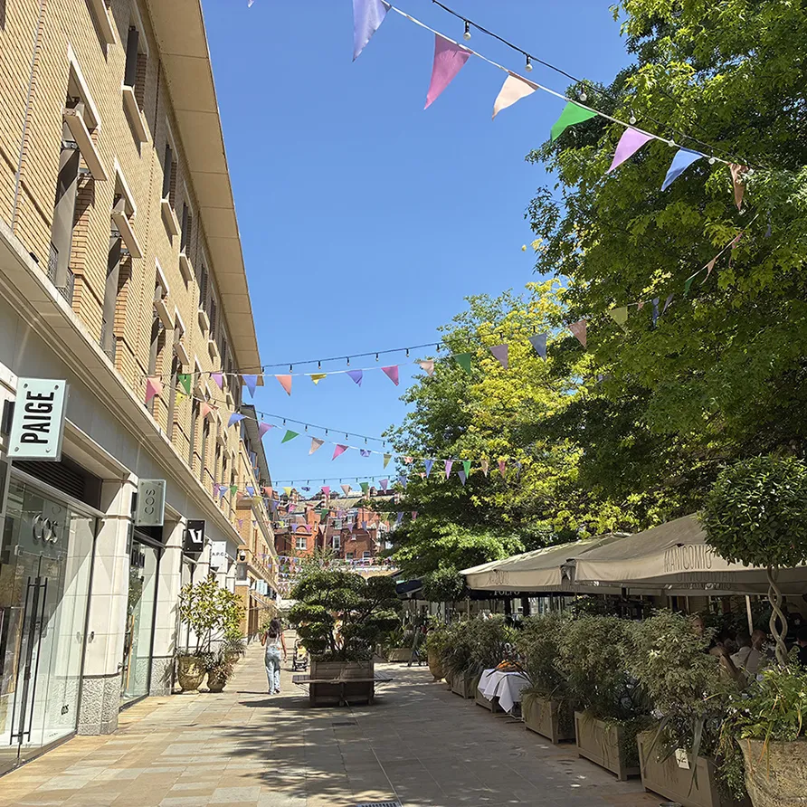 Duke of York Square pedestrian shopping and outdoor dining area