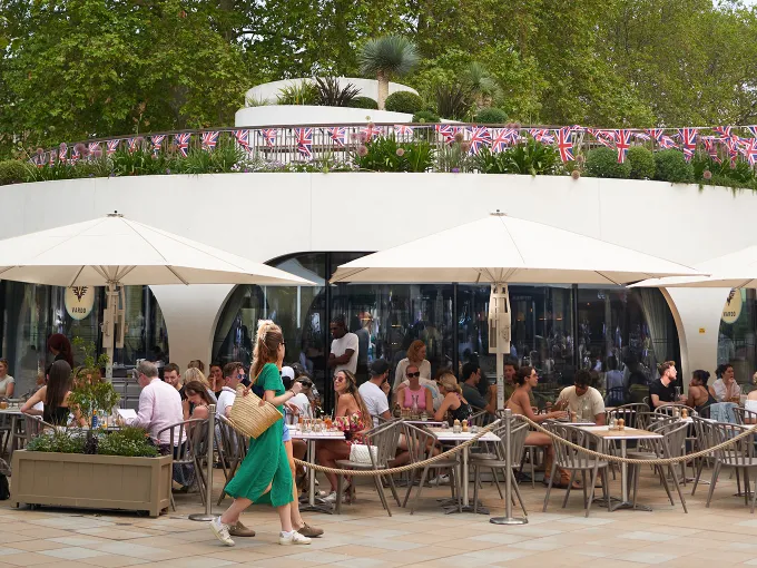 Alfresco dining at a busy Chelsea restaurant with outdoor tables and diners
