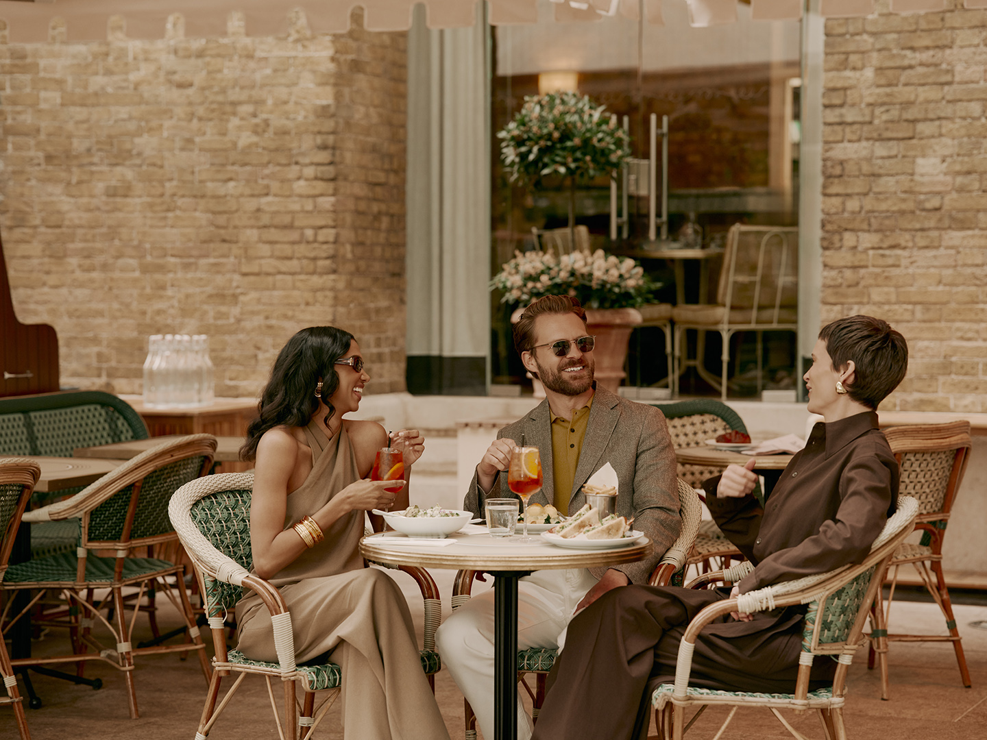 Friends enjoying alfresco dining and drinks at a Chelsea café